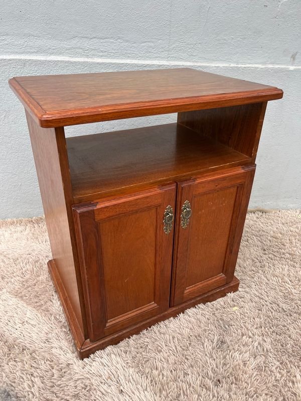 Mesa de TV Rodante en Cerejeira con Puertas y Estante - imagen 1