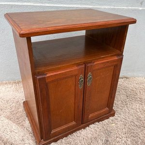 Lote siguiente: Mesa de TV Rodante en Cerejeira con Puertas y Estante