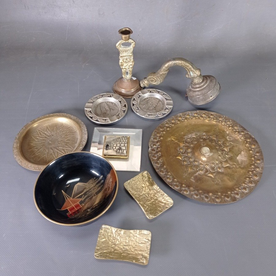 Colección de objetos decorativos en metal y cerámica - imagen 2