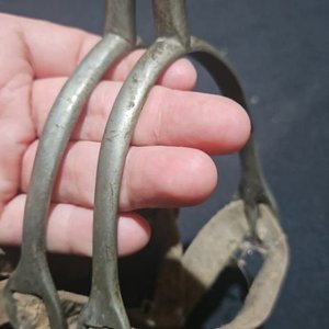 Par de Espuelas Antiguas con Detalle en Metal Blanco y Cuero - imagen 7