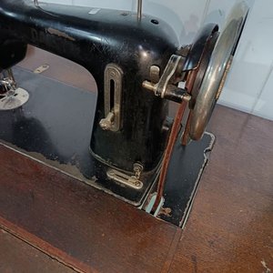 Máquina de Coser Antigua Daisy con Mueble y Pedal - imagen 3