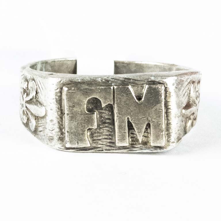 Anillo de plata con iniciales FM - Detalles en español