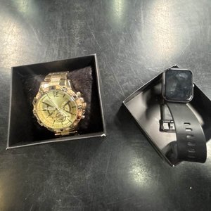 Lote siguiente: Reloj Dorado y Smartwatch Negro