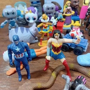 Lote de Más de 40 Juguetes Coleccionables: McDonald's, Personajes y Vehículos - imagen 3