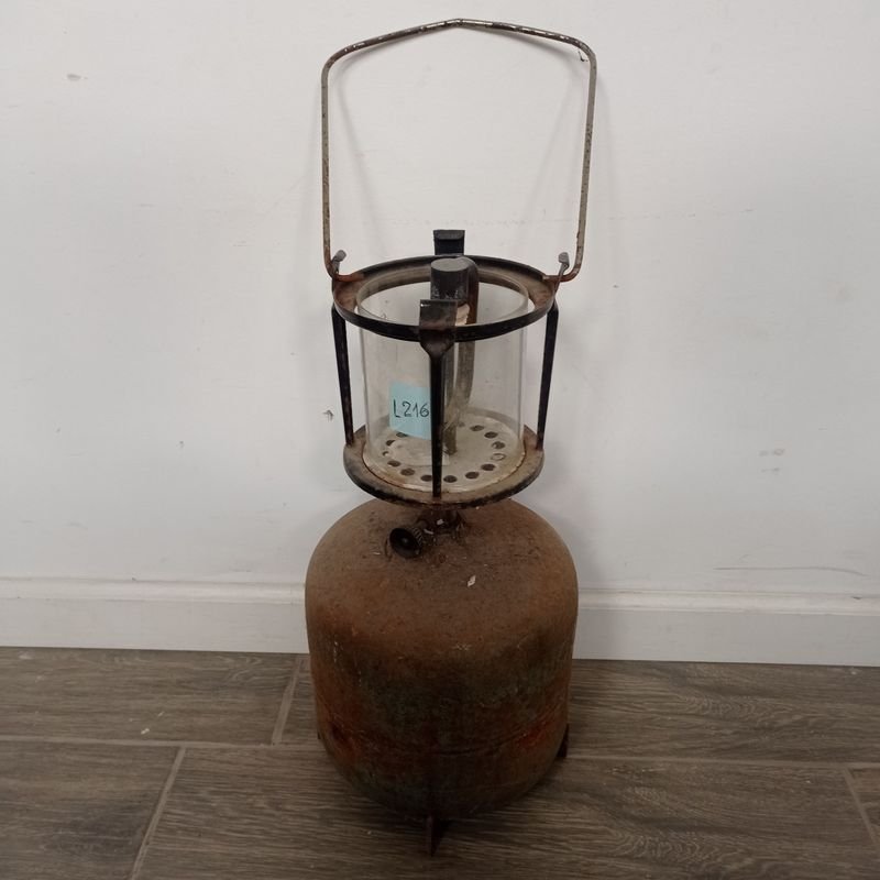 Lote siguiente: Garrafa de metal con farol y defectos