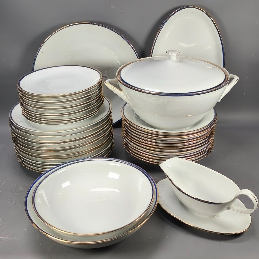 Lote siguiente: Colección de Porcelana y Cerámica de Alta Calidad
