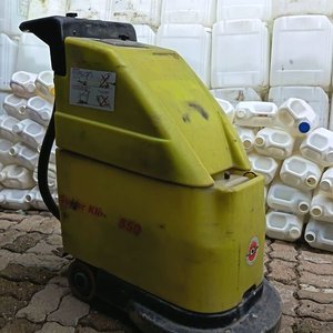 Lote siguiente: Lavadora y fregadora de pisos profesional Dixter Super Kliner 550. Equipo robusto de alta productividad diseñado para limpiar y secar superficies medianas a grandes en una sola pasada, optimizando drásticamente los tiempos de trabajo - Con Detalles Prende