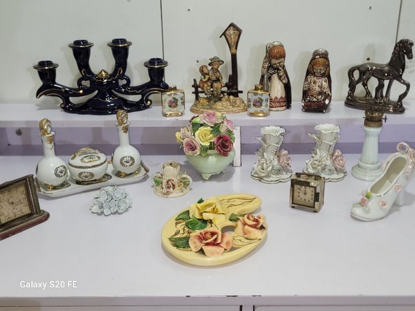 Lote de Adornos Decorativos Variados: Candelabros, Figuras, Reloj y Más - imagen 1