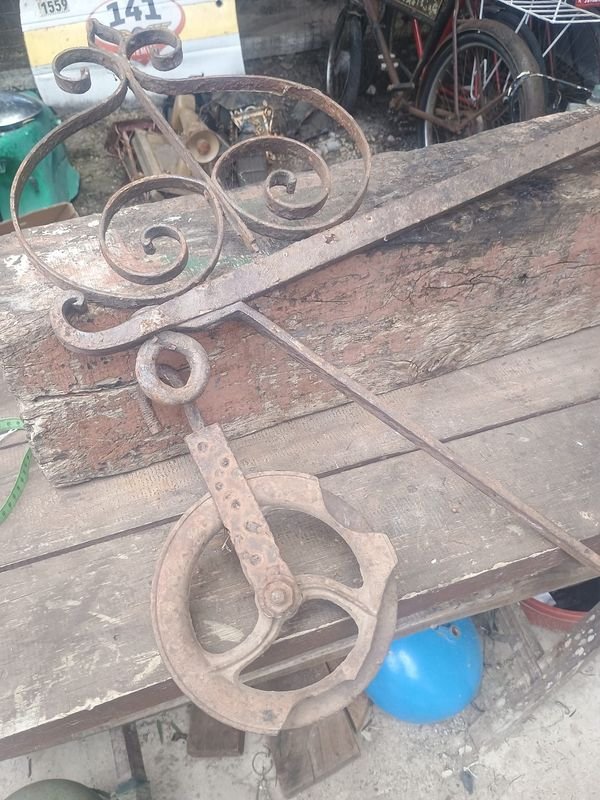 Brocal de Aljibe Antiguo de Hierro Forjado con Roldana