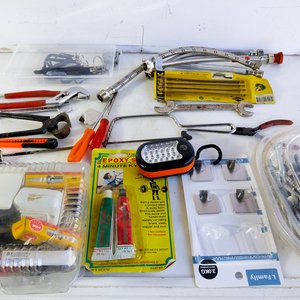 Lote de Herramientas y Accesorios Varios: Inflador, Cintas Métricas, Serruchos, Soplete y Más - imagen 1