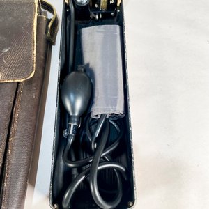 Antiguo Tensiómetro Mercurial con Estuche de Cuero - imagen 2