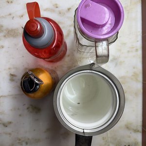 Lote de Jarras y Botellas: Roja, Cantimplora Plus, Vidrio y Térmica Blanca - imagen 2