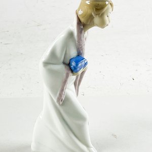 Figura Lladro de Porcelana con Regalo Azul - imagen 2