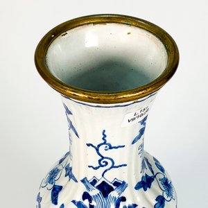Florero Francés de Cerámica Blanca y Azul con Base y Virola de Bronce - imagen 3
