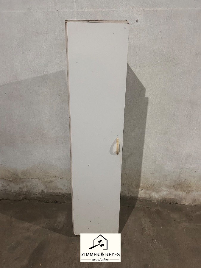 Mueble Vertical Blanco para Artículos de Limpieza con Estantes y Ganchos