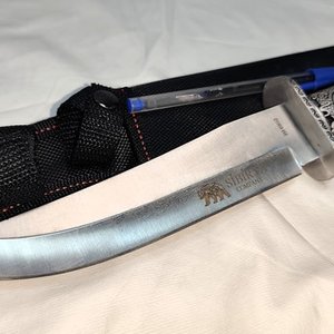 Cuchillo SIBIRYA COMPANY de Acero con Hoja Grabada y Empuñadura con Relieves, Incluye Funda - imagen 2