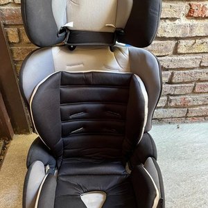 Lote siguiente: Silla de Auto Infanti Savile V6 para Niños