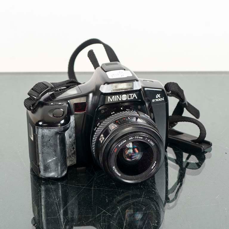 Lote siguiente: Cámara reflex Minolta con lente de 35mm