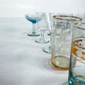 Lote de Copas de Vidrio con Diseños y Bordes Dorados - imagen 2