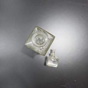 Decantador de Vidrio Transparente con Tapón Cuadrado - imagen 6