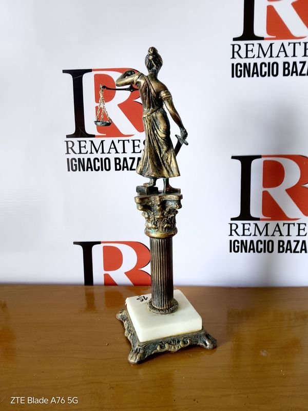 Estatuilla de bronce macizo y marmol, escultura de la justicia - imagen 3