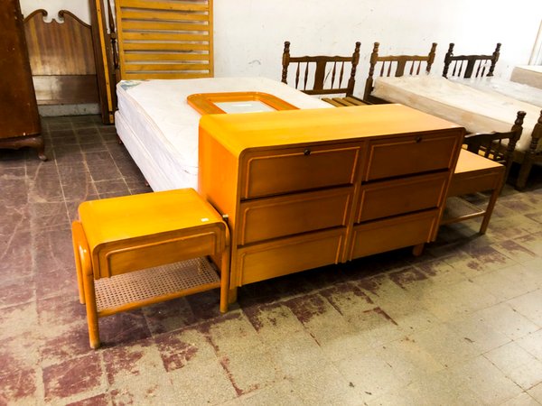 Cómoda y Mesa de Luz de Madera Clara