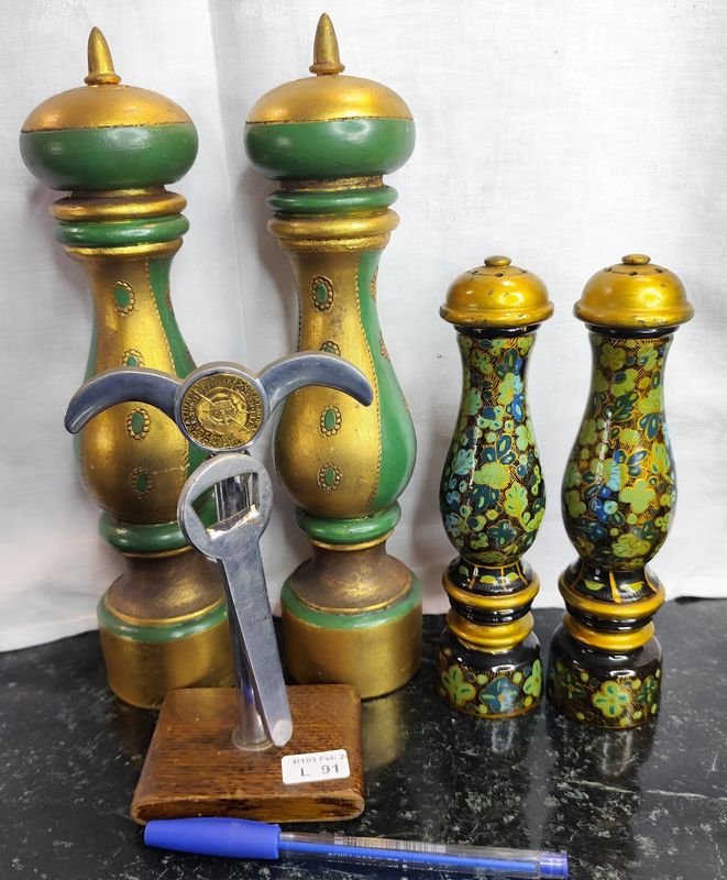 Lote siguiente: Raro porta destapador en soporte de madera con moneda incrustada