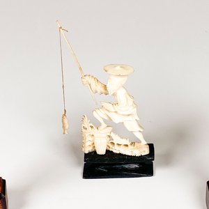 Tres Figuras de Marfil: Personajes y Pescador - imagen 3