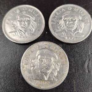 Tres Monedas de Cuba: Tres Pesos 1993 y 2001 - imagen 2