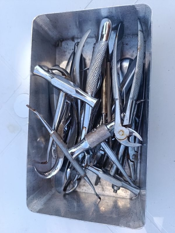 Instrumentos médicos y herramientas en buen estado - imagen 2