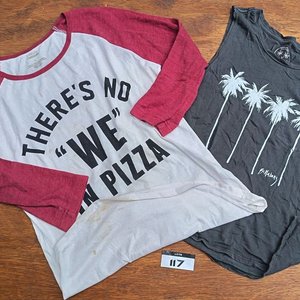 Lote de Ropa Femenina: Jeans, Remeras y Musculosas Variadas - imagen 4