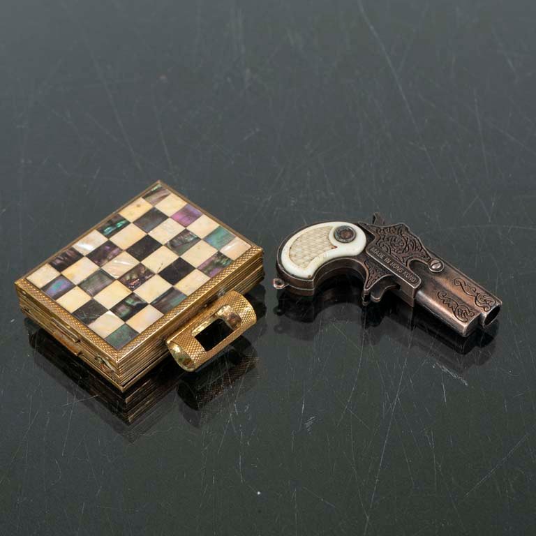 Lote siguiente: Petaca cigarrera de bronce y nacar, pistola Derringer