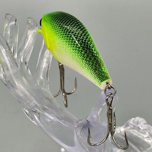 Señuelo de Pesca Crankbait Verde y Amarillo con Babero y Anzuelos - imagen 4