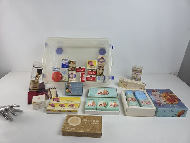 Lote siguiente: Artículos de tocador y cosméticos para la venta en subasta