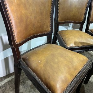 Juego de 4 Sillas Francesas Estilo Luis XV Tapizadas en Cuero Marrón - imagen 4