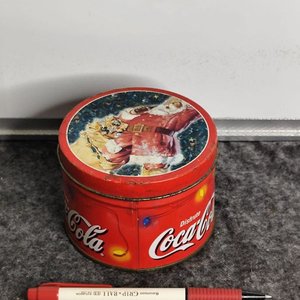 Lata Decorativa Coca-Cola con Vela Aromática Navideña - imagen 2