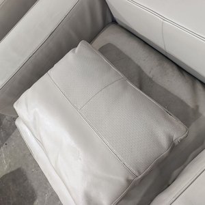 Sillones de Estilo Contemporáneo en Cuero Gris con Base de Madera Maciza - imagen 4