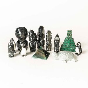 Lote anterior: Lote de 13 Adornos de Piedra Tallada: Figuras, Pirámides y Animales