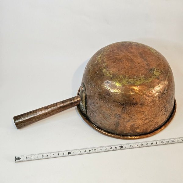 Olla de cobre antigua con detalles únicos - imagen 2