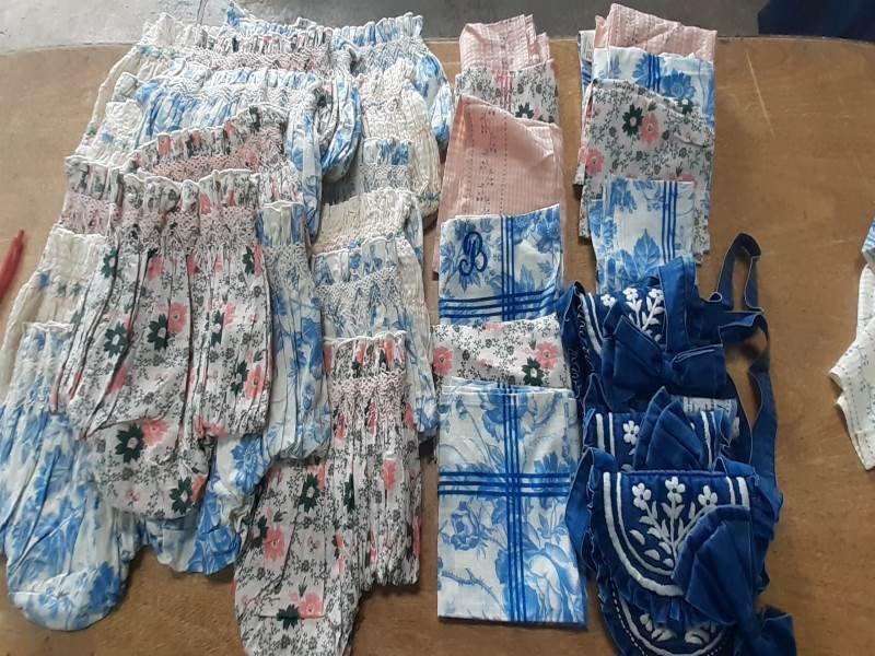 Lote de 18 Pañuelos y 3 Carteras con Broche