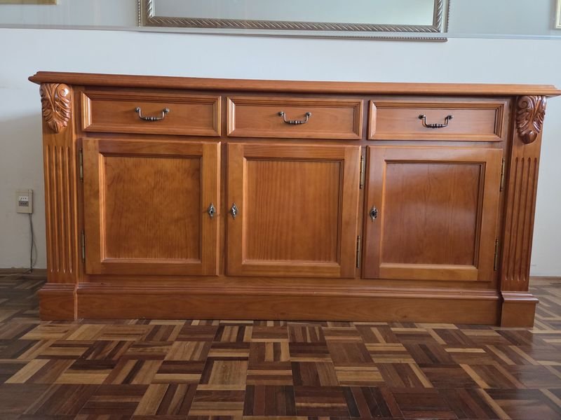 Aparador de madera con detalles tallados - imagen 2