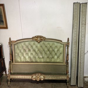 Cama Clásica Estilo Luis XV con Tapizado Capitoné Verde - imagen 10