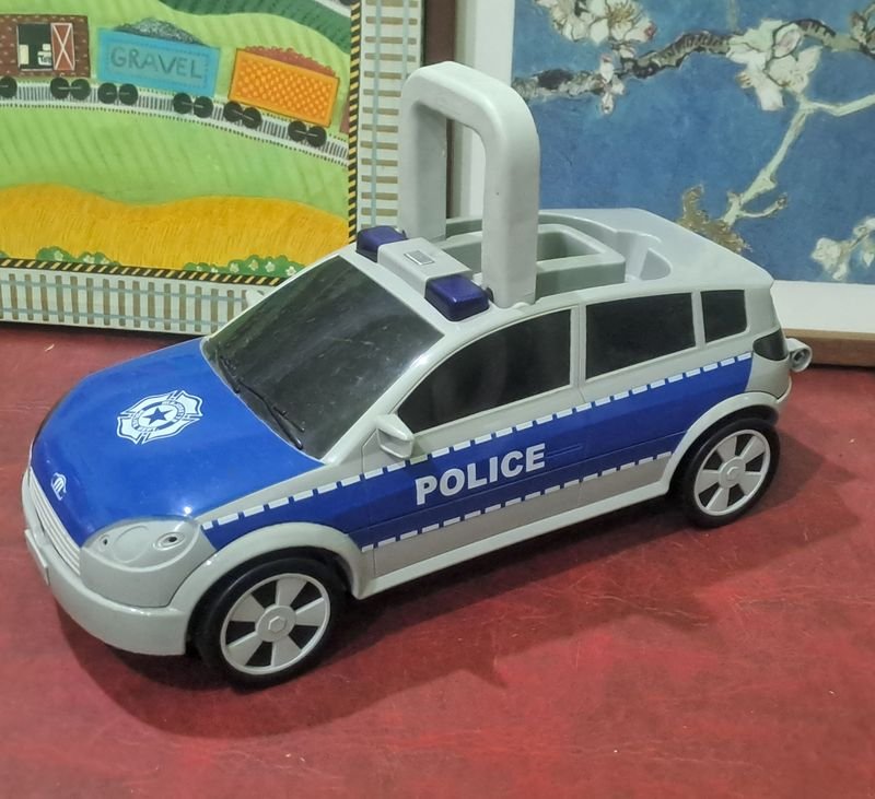 Lote anterior: Valija en forma de auto policial en plástico duro para transportar autos a escala