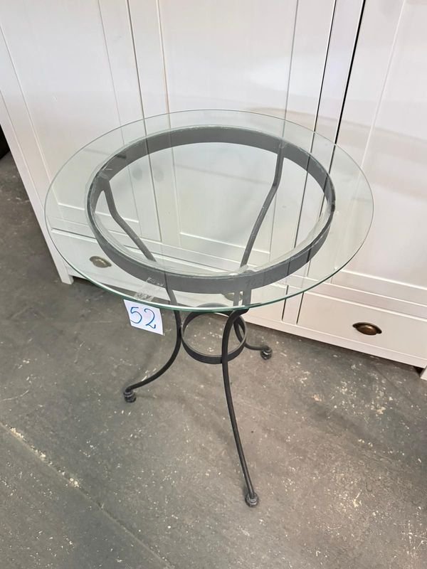 Lote siguiente: Mesa de hierro con tapa de vidrio para hogar