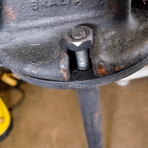 Morsa de Hierro Schulz 4.5" con Soporte - imagen 4