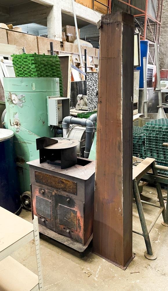 Estufa Antigua de Hierro con Ducto y Veleta