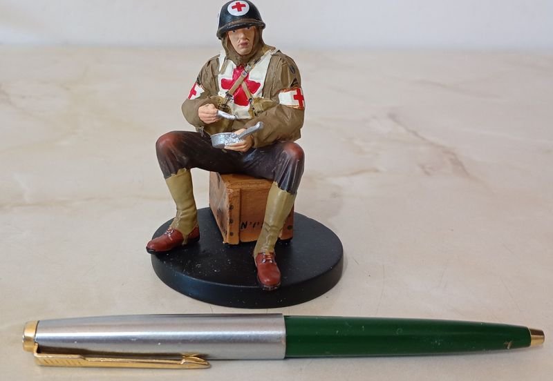 Lote siguiente: Figura de soldado Norteamericano de la Cruz Roja durante la invasión a Normandia