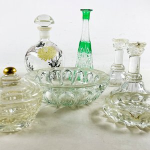 Set de 7 piezas de vidrio: botellón floral, caneleros y ceniceros - imagen 3