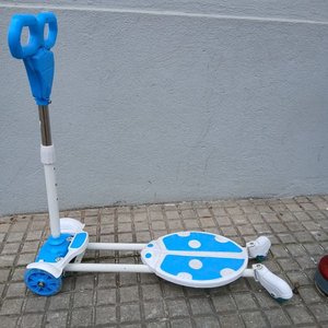 Lustradora Kassel Roja y Monopatín Infantil Blanco y Celeste - imagen 3