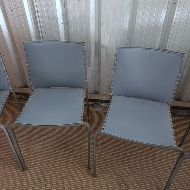 Sillas con estructura metálica y asiento en polipropileno de color gris apilables - imagen 5